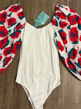Bucket List Red Poppy Floral Puff Sleeve Eyelet Bodysuit, size S